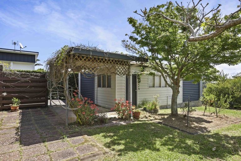 Photo of property in 42 De Luen Avenue, Tindalls Beach, Whangaparaoa, 0930