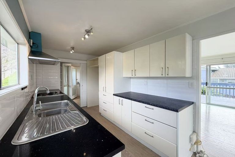 Photo of property in 10 Celeste Place, Totara Vale, Auckland, 0627