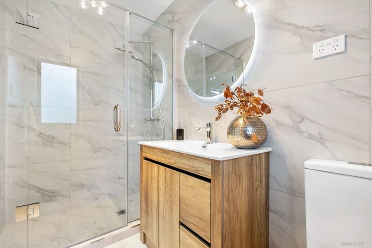 Photo of property in 4d Unsworth Drive, Unsworth Heights, Auckland, 0632