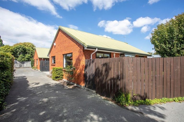 Photo of property in 2/9b Prestons Road, Redwood, Christchurch, 8051