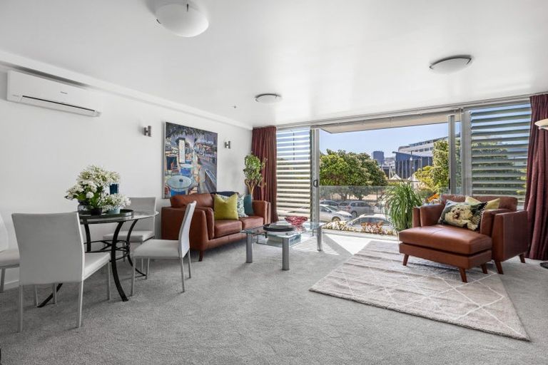 Photo of property in 10/74 Oriental Parade, Oriental Bay, Wellington, 6011