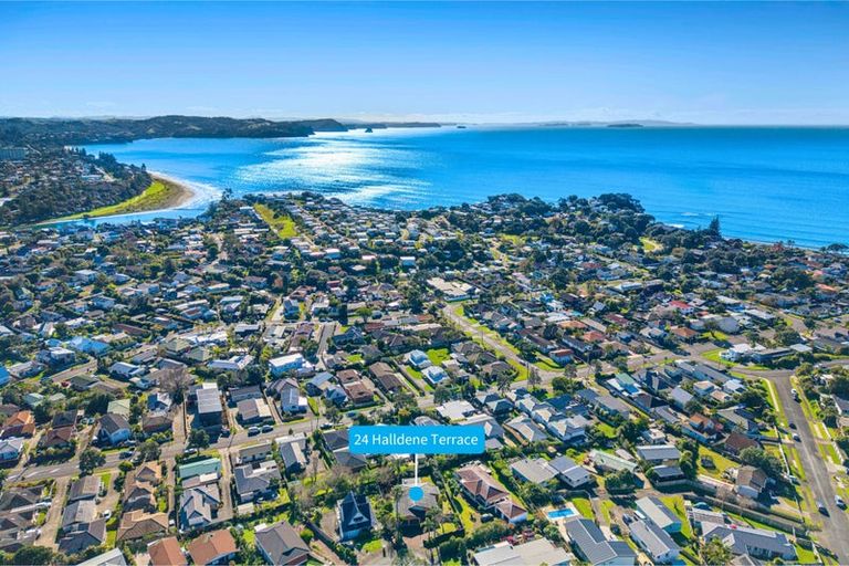 Photo of property in 24 Halldene Terrace, Red Beach, 0932