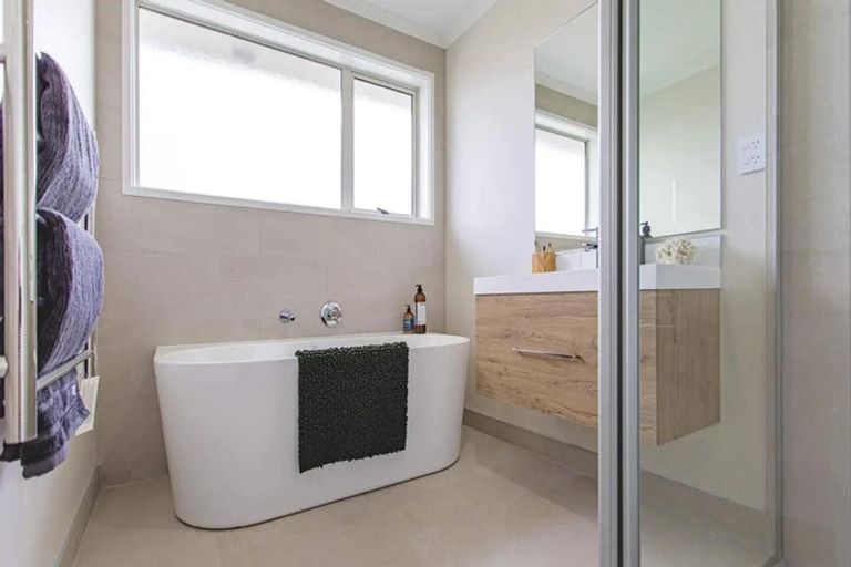 Photo of property in 30 Tasker Crescent, Pyes Pa, 3112