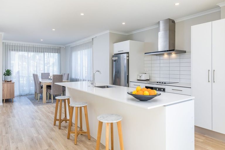 Photo of property in 14 Manutewhau Road, Massey, Auckland, 0614