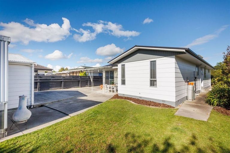 Photo of property in 17 Palliser Place, Milson, Palmerston North, 4414