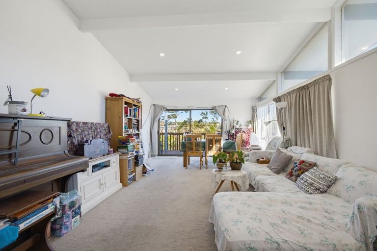 Photo of property in 6 Jenanne Place, Totara Vale, Auckland, 0629