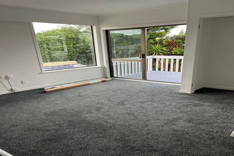 Photo of property in 2 Springside Place, New Lynn, Auckland, 0600