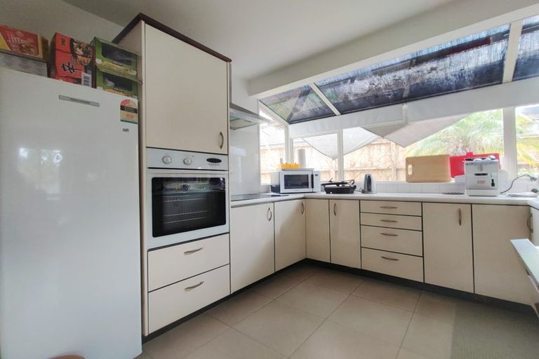 Photo of property in 3 Queen Natalie Place, Massey, Auckland, 0614