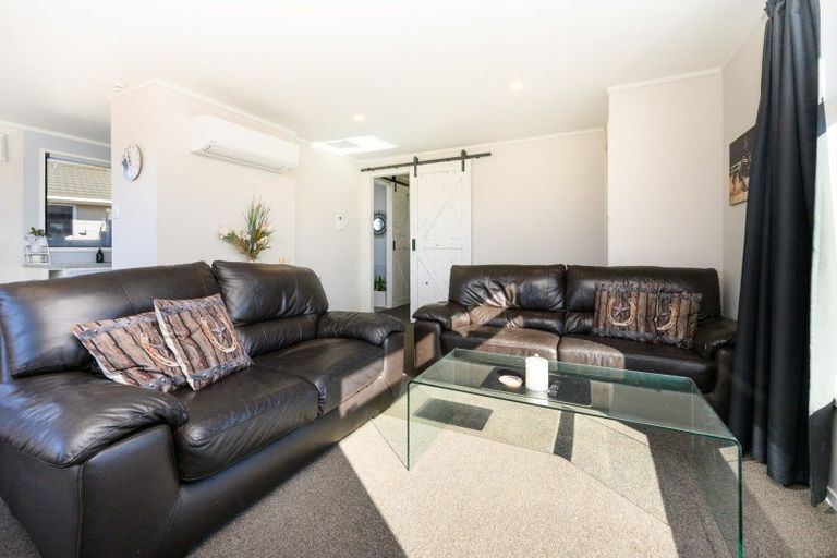 Photo of property in 7 Colonial Place, Kelvin Grove, Palmerston North, 4414