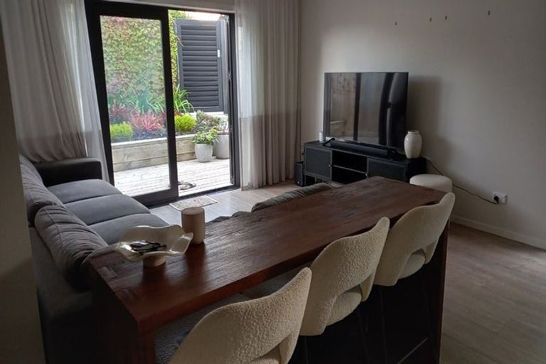 Photo of property in 2/7 Delisle Place, Windsor Park, Auckland, 0632