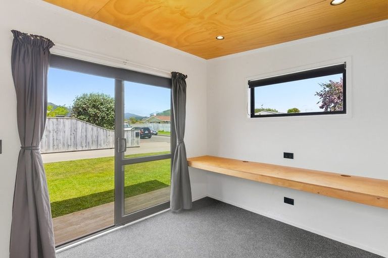 Photo of property in 27 Oriwa Street, Waikanae, 5036