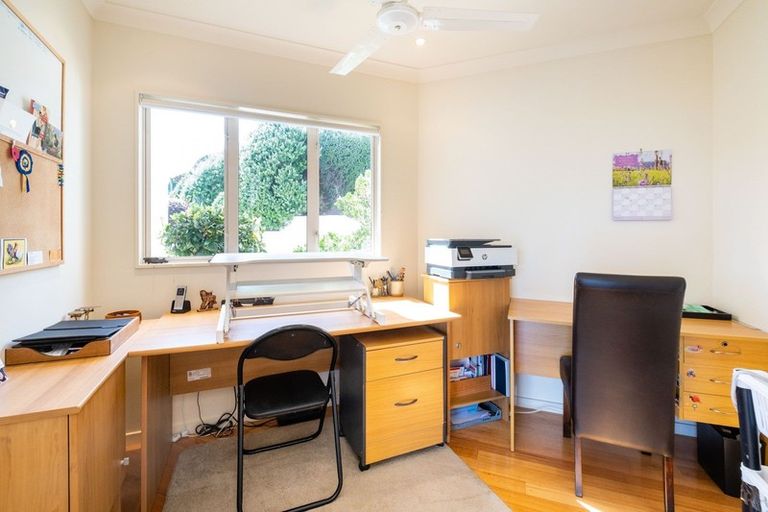 Photo of property in 6 Roslyn Road, Bluff Hill, Napier, 4110