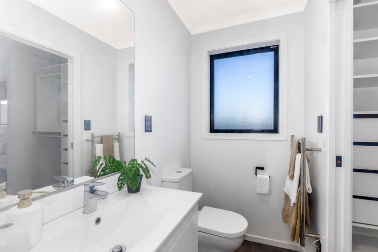 Photo of property in 2 Opaoa Way, Aotea, Porirua, 5024