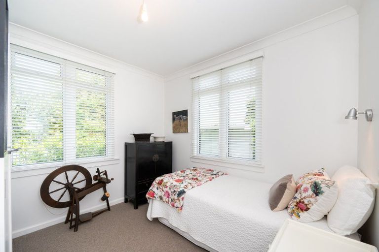 Photo of property in 2 Busby Hill, Havelock North, 4130