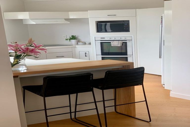 Photo of property in 1/70 Ocean View Road, Northcote, Auckland, 0627