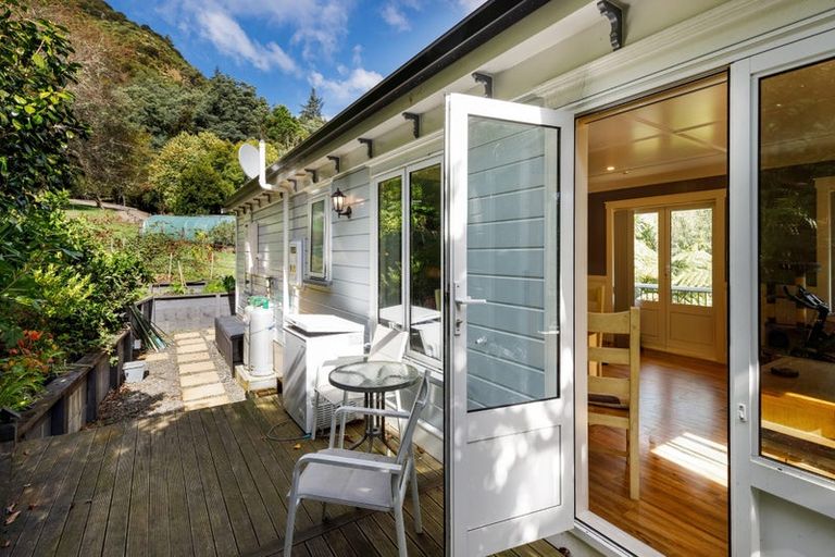 Photo of property in 16 Angle Street, Picton, 7220