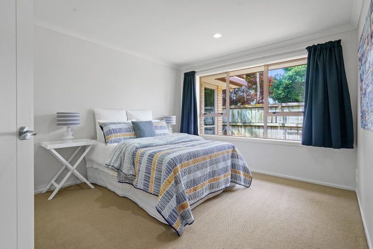 Photo of property in 1 Glenroy Place, Green Bay, Auckland, 0604