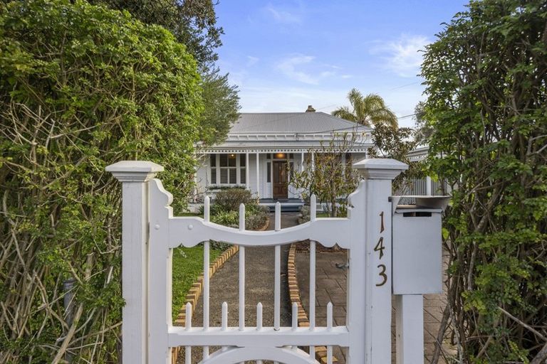 Photo of property in 143 Vauxhall Road, Narrow Neck, Auckland, 0624