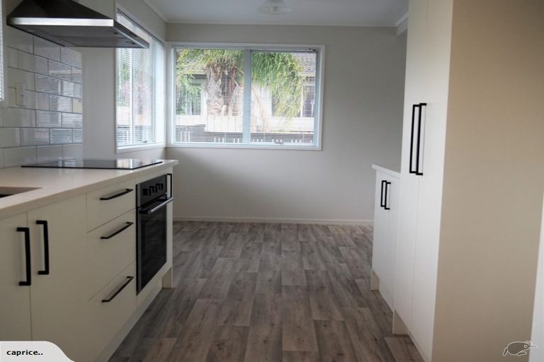 Photo of property in 17 Becker Drive, Weymouth, Auckland, 2103