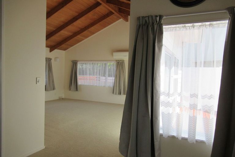 Photo of property in 1/4 Fairbanks Place, Glendene, Auckland, 0602