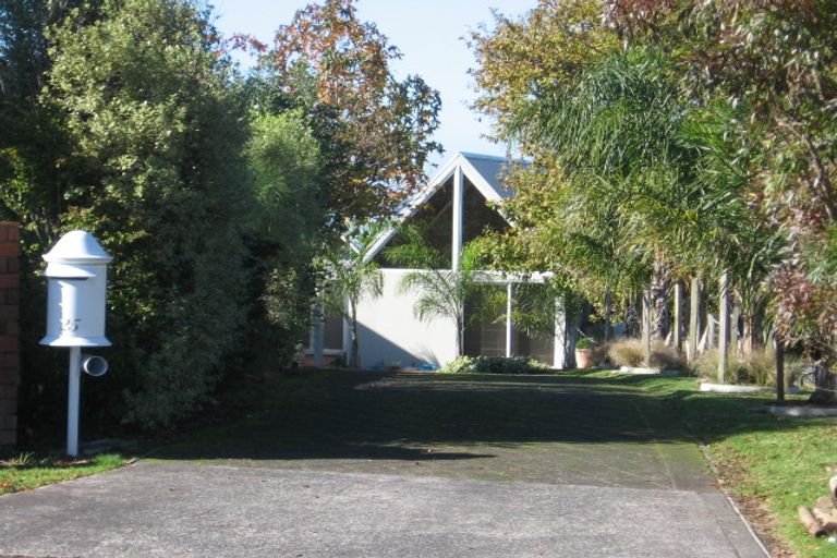Photo of property in 25 Oakpark Place, West Harbour, Auckland, 0618