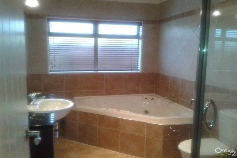 Photo of property in 9 Elwyn Close, Flat Bush, Auckland, 2016