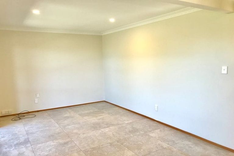 Photo of property in 1/150 Beach Road, Campbells Bay, Auckland, 0630