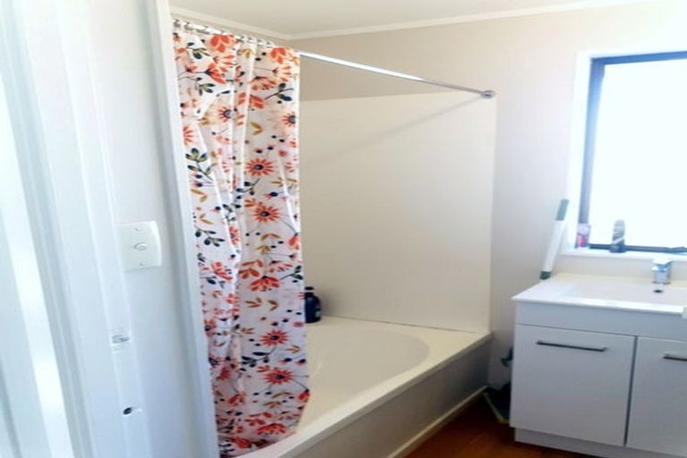 Photo of property in 15 Sabot Place, Massey, Auckland, 0614