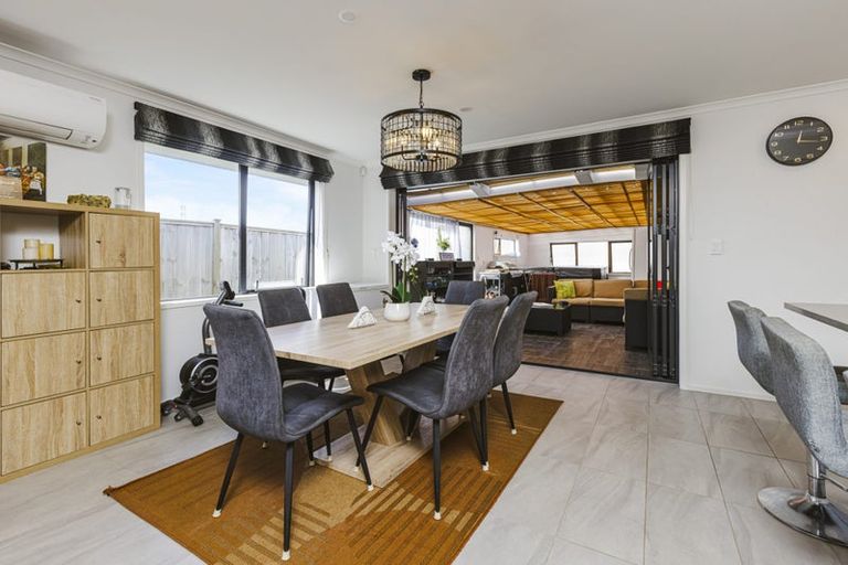 Photo of property in 2 Waituarua Drive, Takanini, 2112