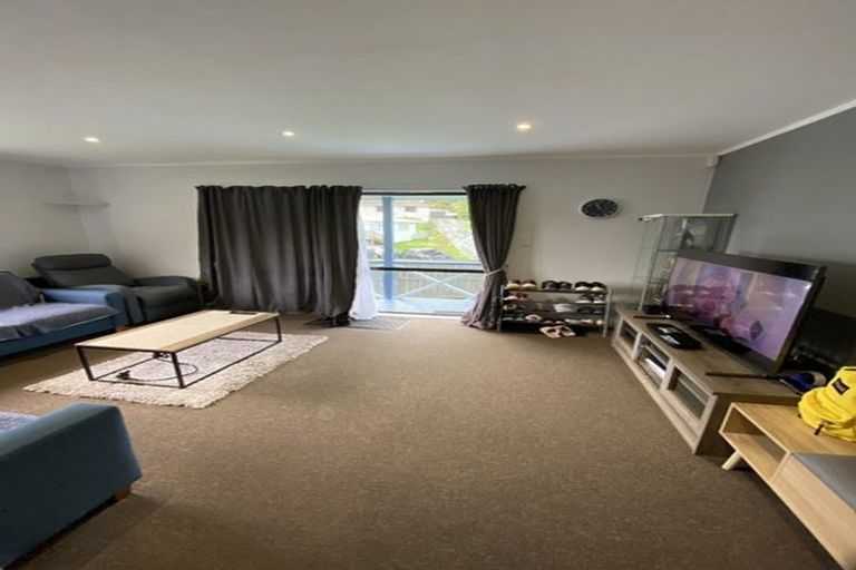 Photo of property in 33 Omapere Street, Whitby, Porirua, 5024