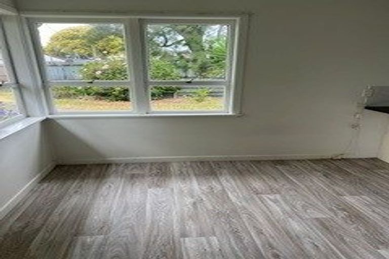 Photo of property in 11 Valdale Road, Henderson, Auckland, 0610