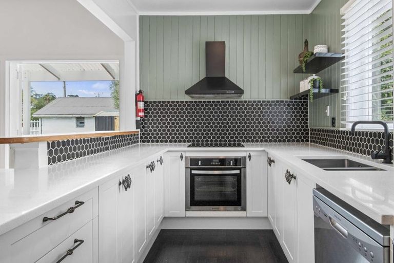 Photo of property in 221 Henderson Valley Road, Henderson, Auckland, 0612