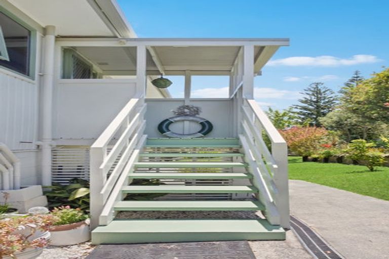 Photo of property in 37 Oneroa Road, Russell, 0202