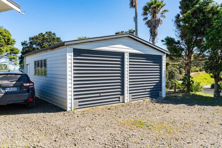 Photo of property in 8 Signal Station Road, Pouto, 0391