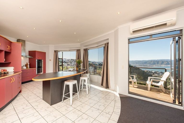 Photo of property in 38 Dress Circle, Newlands, Wellington, 6037
