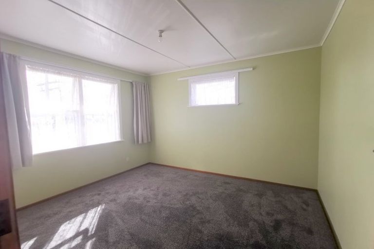 Photo of property in 11 Robert Burke Place, Henderson, Auckland, 0612