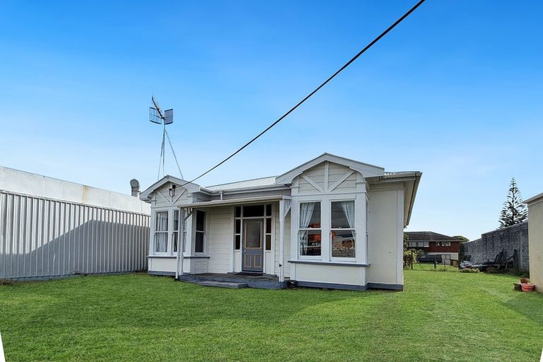 Photo of property in 73 Oxford Street, Levin, 5510