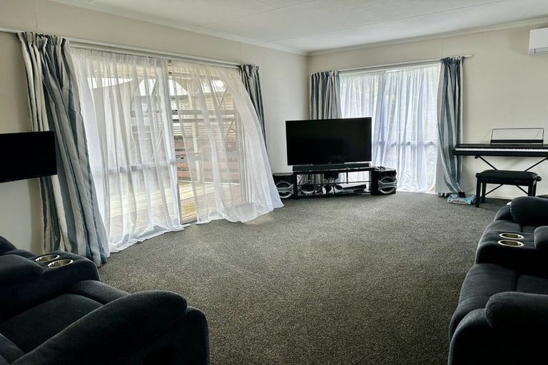 Photo of property in 24 Suzanne Grove, Kelvin Grove, Palmerston North, 4414