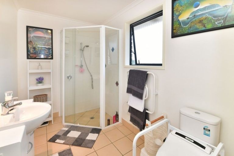 Photo of property in 11 Roberta Crescent, Orewa, 0931