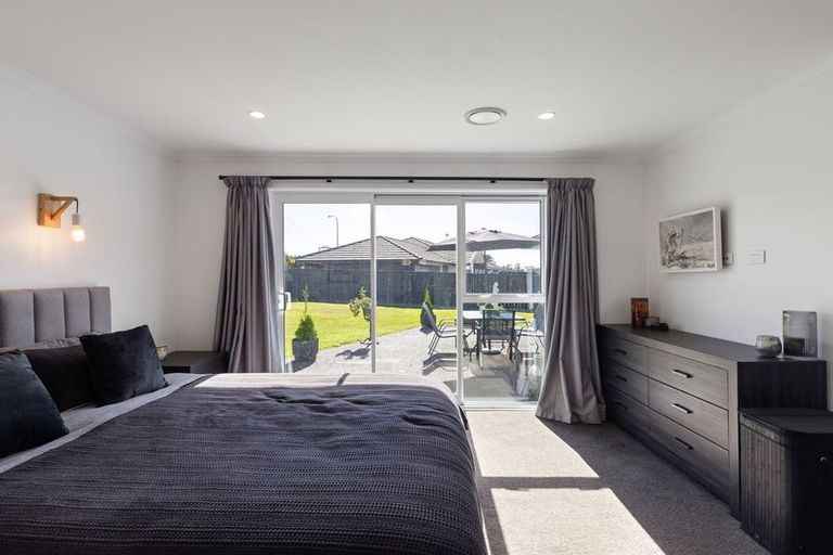 Photo of property in 111 Johnstone Drive, Fitzherbert, Palmerston North, 4410