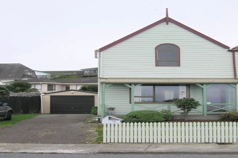 Photo of property in 7a Ladbrooke Drive, Newlands, Wellington, 6037