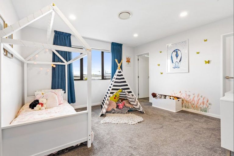 Photo of property in 1 Crompton Place, Orewa, 0931