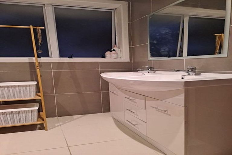 Photo of property in 1/142 Clovelly Road, Bucklands Beach, Auckland, 2012