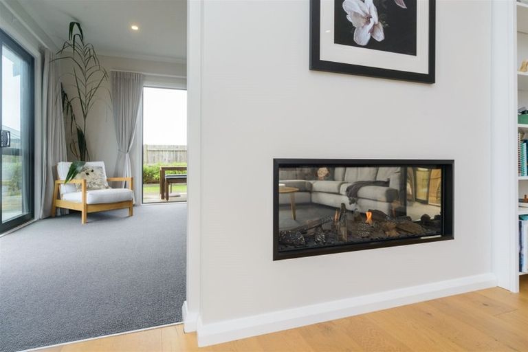 Photo of property in 114 Johnstone Drive, Fitzherbert, Palmerston North, 4410