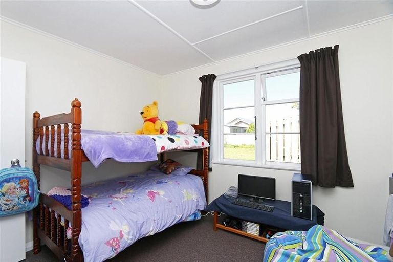 Photo of property in 18 Railway Street, Eltham, 4322