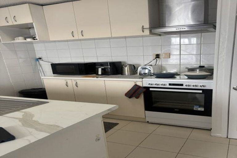 Photo of property in 1/23 Woodcote Drive, Glenfield, Auckland, 0629