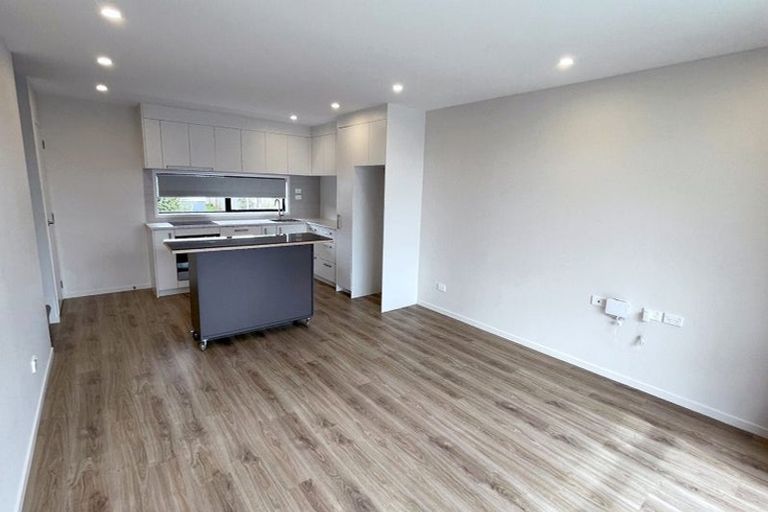 Photo of property in 2/8 Chivalry Road, Glenfield, Auckland, 0629