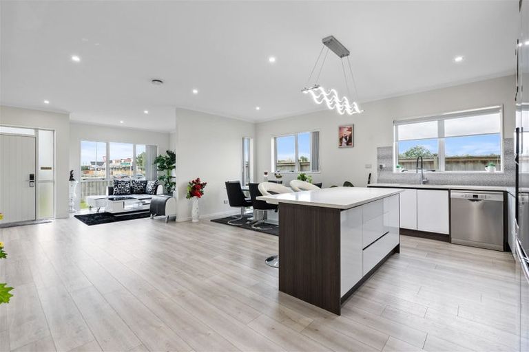 Photo of property in 2 Castlepoint Avenue, Takanini, 2110