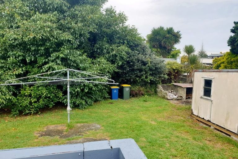 Photo of property in 6 River Road, Te Atatu Peninsula, Auckland, 0610