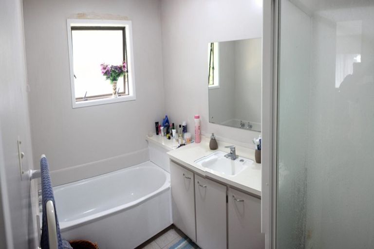Photo of property in 1/4 Tusac Place, Totara Vale, Auckland, 0627
